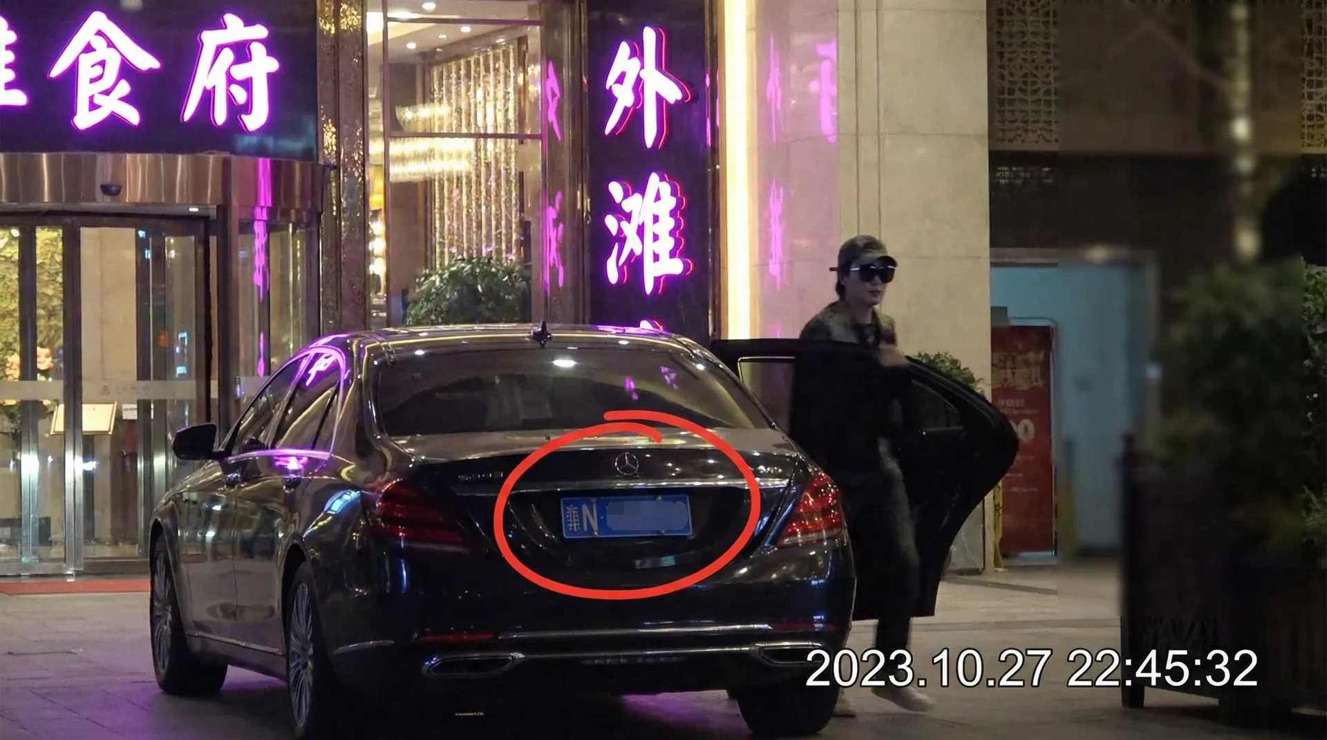 必撸大赛 - 豪车餐厅外被拍